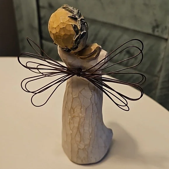 Willow Tree | Celebrate Figurine with Angel Wings by Susan Lordi - Picture 4 of 11